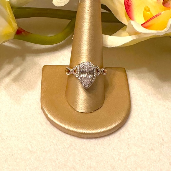 Danbury Mint Diamonesk engagement/cocktail style ring. - Picture 3 of 5
